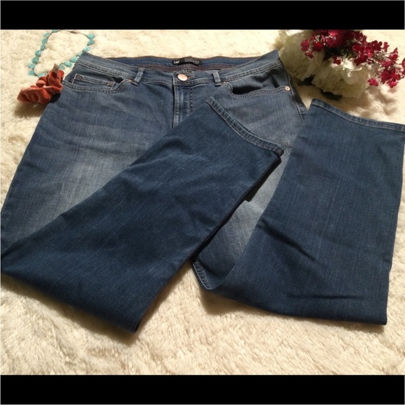 Lee | Modern Series | Sz 12 Distressed Med Rinse Cropped Jeans - Picture 15 of 15